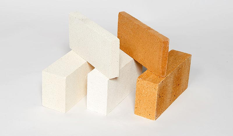 Insulating and aluminous bricks